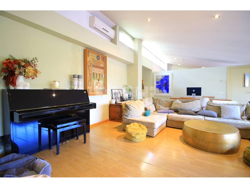 Foto 369669e0-34c0-4b7e-9db2-1b247c716075. Àtic amb calefacció aparcament a Centre Vic