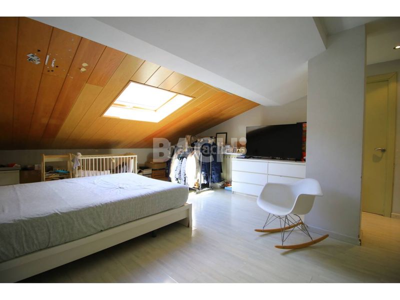 Foto 386bcbe4-f5e3-4737-b9db-1baf7ed8dfb3. Àtic amb calefacció aparcament a Centre Vic