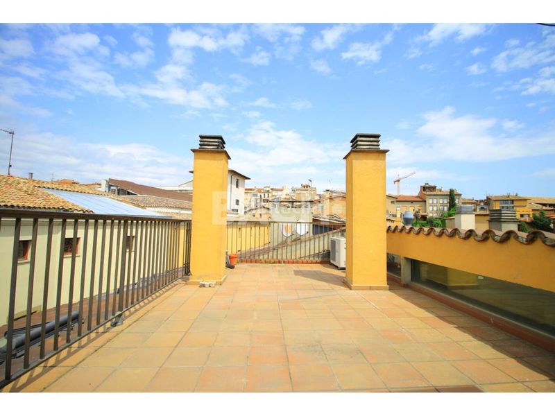 Foto 3ae5cf65-7999-47e1-9a18-e8c42393317b. Ático en calle sant miquel dels sants 23 ático de gran superficie con terraza y espacios diferenciados en el casco antiguo en Vic