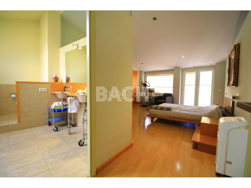 Foto 44c51324-d1bc-4139-a7c6-a78b14868a69. Àtic amb calefacció aparcament a Centre Vic