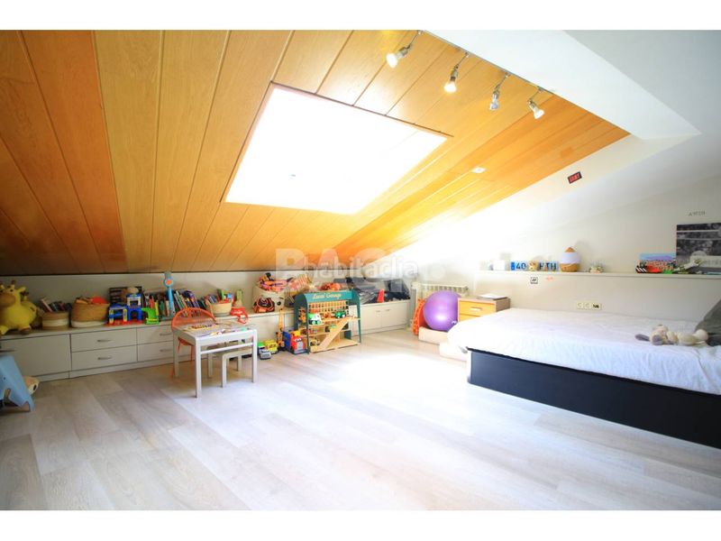 Foto 7c68d5a0-d49a-48af-8029-03ed6393d3ad. Àtic amb calefacció aparcament a Centre Vic