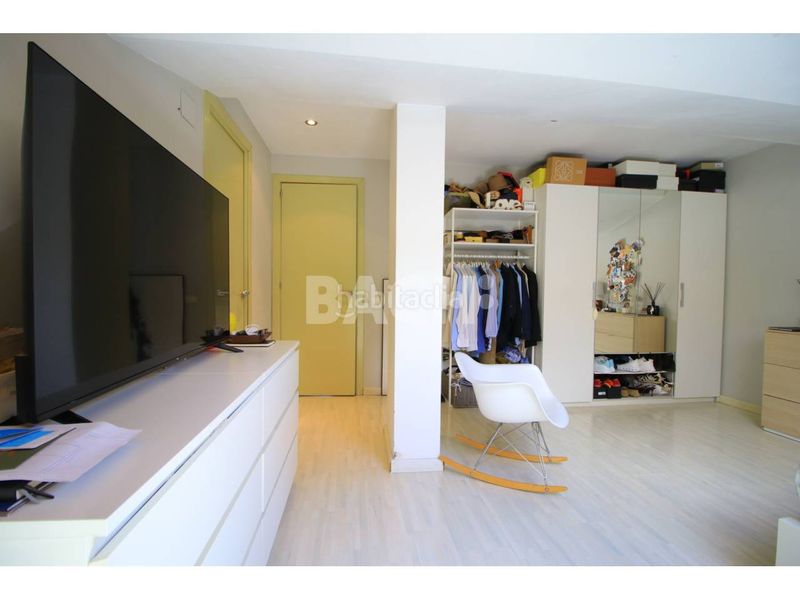 Foto 898b9c99-7015-409f-8df0-abcd103ff322. Àtic amb calefacció aparcament a Centre Vic