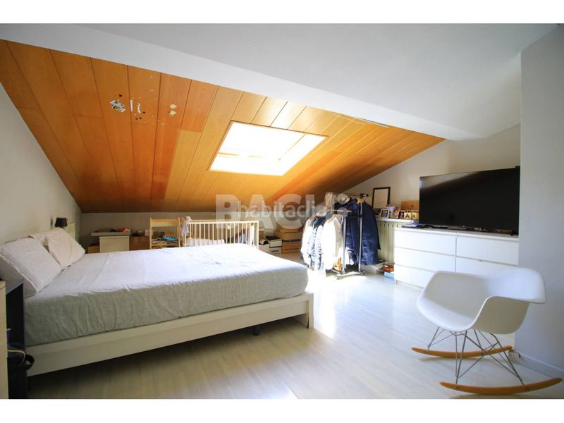 Foto 9a490f51-45dd-4772-aee5-23a35c69e8e6. Àtic amb calefacció aparcament a Centre Vic