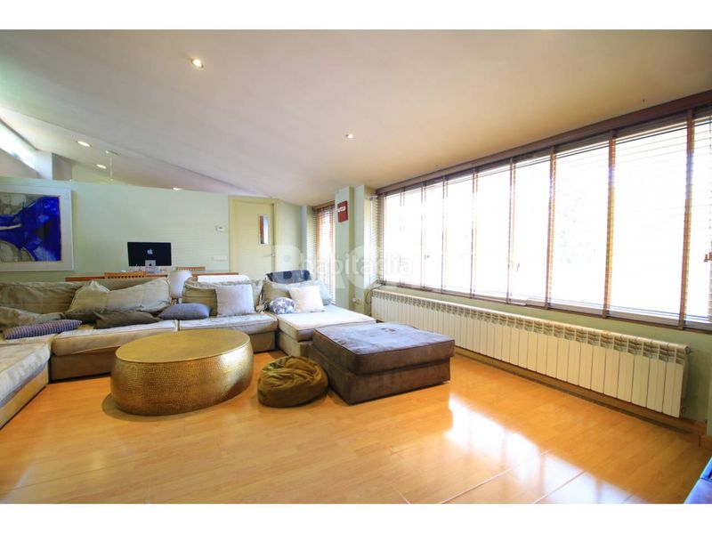 Foto dde76c34-2aad-46ed-b8a9-002811fdc6fb. Àtic amb calefacció aparcament a Centre Vic