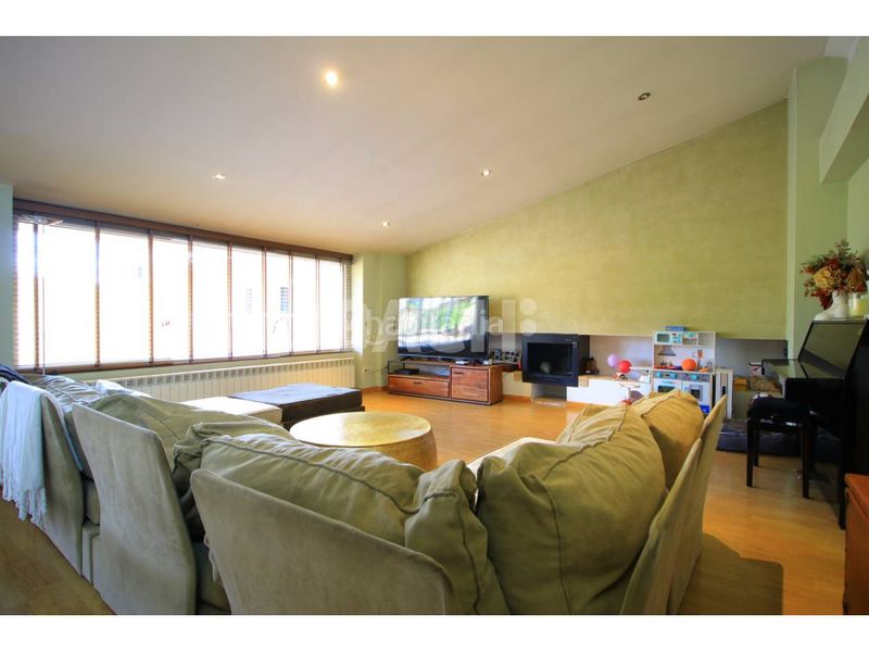 Foto de6e72b9-4997-48d7-b71c-e0643917aee2. Àtic amb calefacció aparcament a Centre Vic