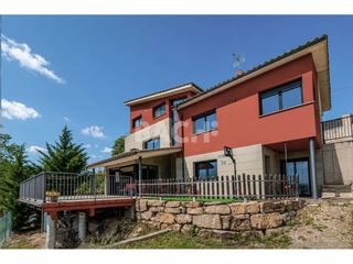 Chalet à Calle de migjorn 8. Torre eficiente con jardín y vistas abiertas a la plana de vic,