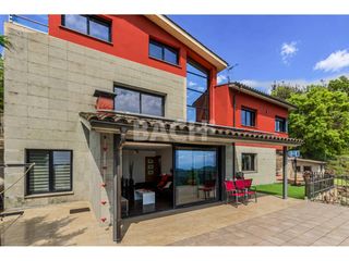 Chalet in Calle de migjorn 8. Torre eficiente con jardín y vistas abiertas a la plana de vic,