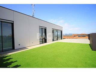 Attico in Pasaje passatge de l´escola 3. Áticodúplex con dos grandes terrazas y luz en cada rincón espaci