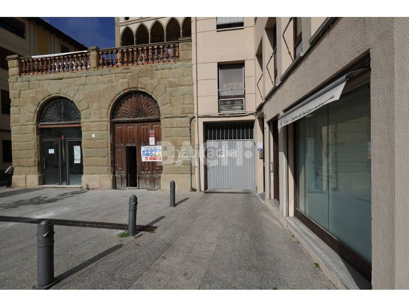 Foto 5a047bc8-4429-4663-8c93-bc68f84d5af3. Local comercial a Centre Vic