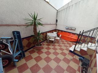 Casa aparellada a Avenida de Rota. Dúplex independiente con semisótano
