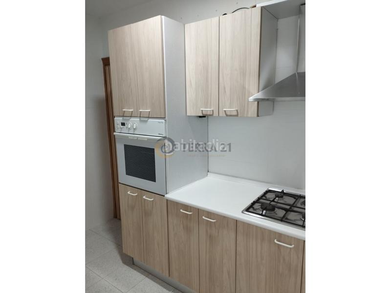 Foto b65716e8-d571-4c94-ba1b-e57cbf7c02b5. Alquiler piso  4 habitaciones alquiler en Belén - San Roque Jaén