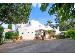 Masia a Es Castell. Casa de campo reformada y licencia turística en es castell