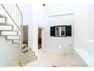 Casa en Dalt Sant Joan-Plaça Eivissa. Casa en planta baja y altillo con patio y terraza en el centro d