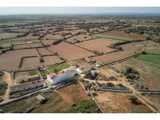 Finca rústica a Cala d´En Bosch-Serpentona. Finca con gran casa de campo para reformar en ciudadela