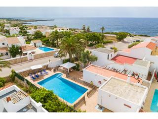 Chalet in Cala d´En Bosch-Serpentona. Chalet con piscina y licencia turística muy cerca del mar
