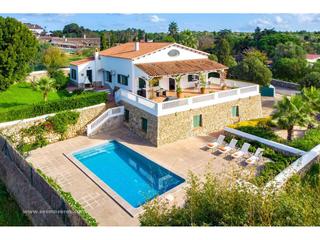 Chalet à Alaior Poble. Chalet de estilo menorquín con gran jardín y piscina en la argen