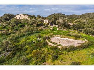 Landgut in Es Grau-Serra Morena. Finca para reformar con licencia de obras en mahón