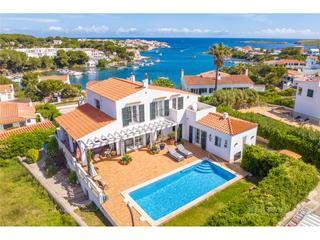 Chalet à Port d´Addaia. Elegante villa con piscina y vistas al mar en port daddaia