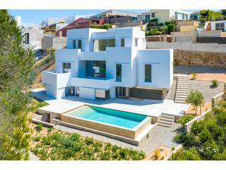 Xalet  Cala llonga. Casa de diseño en el puerto de mahón, rodeada de vegetación y co