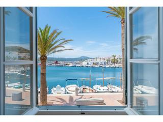 Apartament a Fornells. Encantador apartamento frente al mar en el puerto de fornells