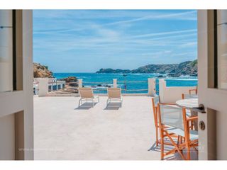 Xalet a Cala Llonga-Sa Mesquida. Casa de pescadores reformada en primera linea de mar