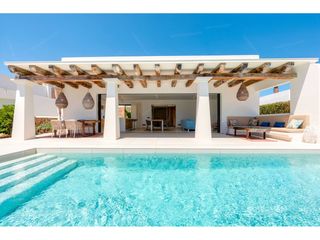 Chalet in Punta Grossa. Villa de lujo con piscina y licencia turística en menorca