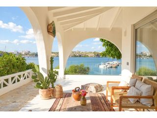Chalet in Cala Llonga-Sa Mesquida. Exclusiva villa en primera línea de mar en mahón, menorca