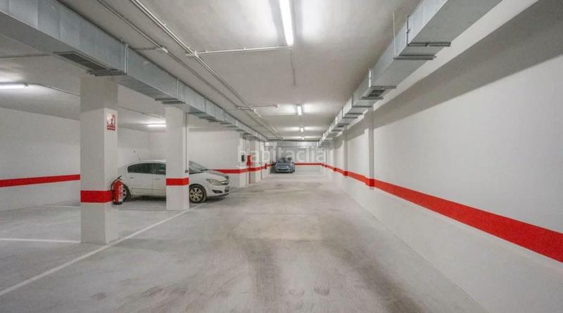 Foto 40392a49-161f-40ab-b64b-e5f7ed6ed4e2. Aparcament cotxe a avenida de juan pablo ii 31 a Granada