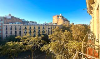 Appartamento  Ronda de sant antoni. Piso alto y luminoso
