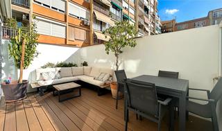 Piso  Carrer del rosselló. Fantástico piso con terraza de 3 habitaciones + 2 baños con much