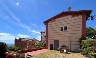 Casa  Carrer dels algarves. Fantástica casa con jardín junto al funicular de vallvidrera