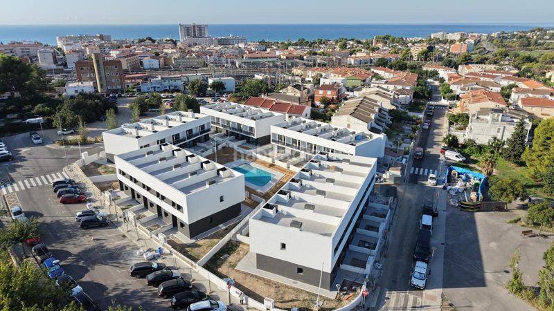 Foto 3a54d9ee-d24e-40d0-98a3-91254105240a. Casa adossada 115m<sup>2</sup> a carrer mare nostrum 1 a Coma-ruga platja Coma-ruga