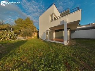 House  Carrer ramon casas. Casa unifamiliar con vistas panorámicas en roda de bara “ la mar
