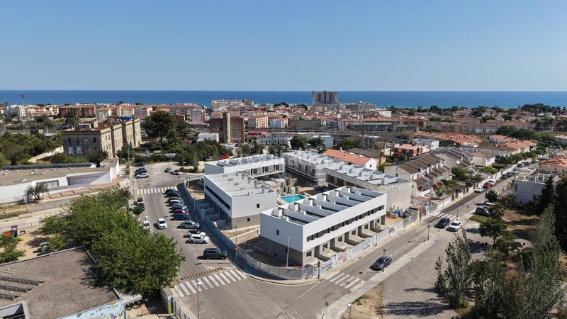 Foto ac2ddcf9-1c3a-4658-88c5-78564e9232bd. Casa adossada a carrer mare nostrum 2 a Coma-ruga platja Coma-ruga