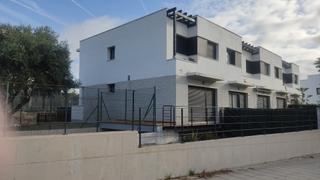 Casa a schiera  Carrer elisenda de montcada. Casa pareada esquinera en roda de bará - el francaset