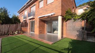 Casa adossada  Carrer de la vía láctea. Casa en coma-ruga els massos