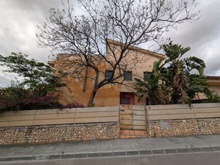 Chalet  Carrer de josep tarradellas. Chalet independiente en llorenç del penedès - ¡tu casa de ensueñ