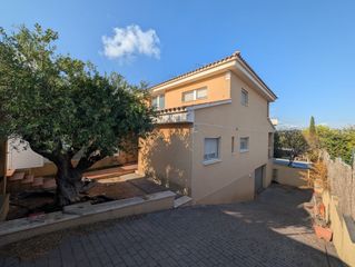 Casa a schiera  Carrer montserrat roig. Chalet pareado en roda de berà – el francaset