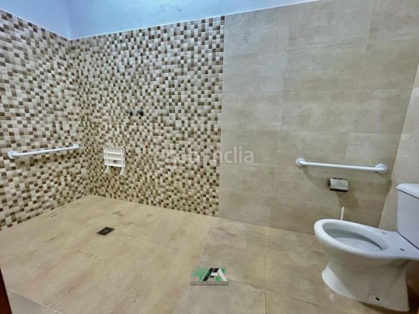 Foto 1678858f-8332-4b63-8a13-3d86122c4522. Lloguer local comercial a Úbeda