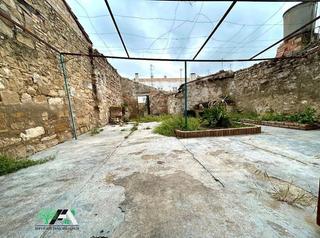 Casa a Baeza. Casa / chalet adosado en venta en plaza santa clara, baeza.