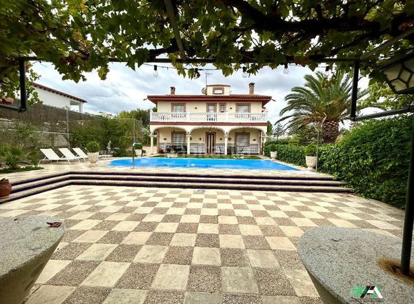 Foto 4615484a-dd2b-4c55-82e9-6ca5c2b14bf0. Xalet amb aparcament piscina a Baeza