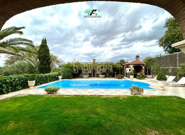 Foto a1edfe00-e494-4f9e-8502-d581b722698e. Xalet amb aparcament piscina a Baeza