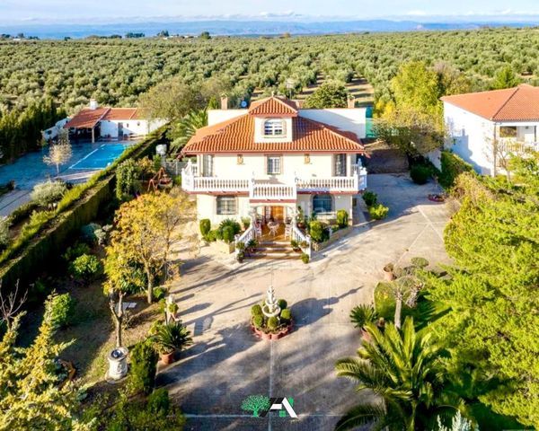 Foto a4c3526b-59bd-4e1e-a27a-b173b26a58b5. Xalet amb aparcament piscina a Baeza