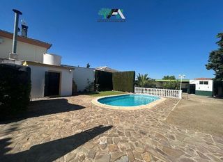 Chalet in Baeza. Casa / chalet adosado en venta en la yedra, baeza.