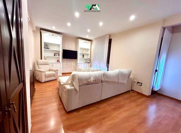 Foto 0c531730-fdee-43a4-9a89-91184a70dc84. Casa con parcheggio in Baeza