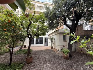 Rent Ground floor  Carrer de gresolet. Magnífica planta baja recién reformada con gran jardín privado