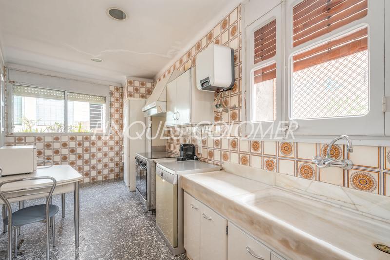 Foto a76bc6c5-9165-46cc-9f46-be846a5f15a4. Casa adossada amb aparcament a Centre Rubí
