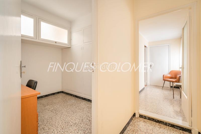 Foto bab44e64-7a7e-4f9c-8162-0d62636f6ec2. Casa adossada amb aparcament a Centre Rubí