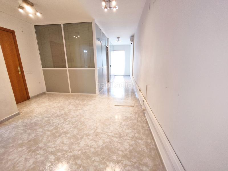 Foto 208e424f-74d3-4d7e-8040-92bb2344e87c. Alquiler oficina local con recepción y 4 despachos en Rubí