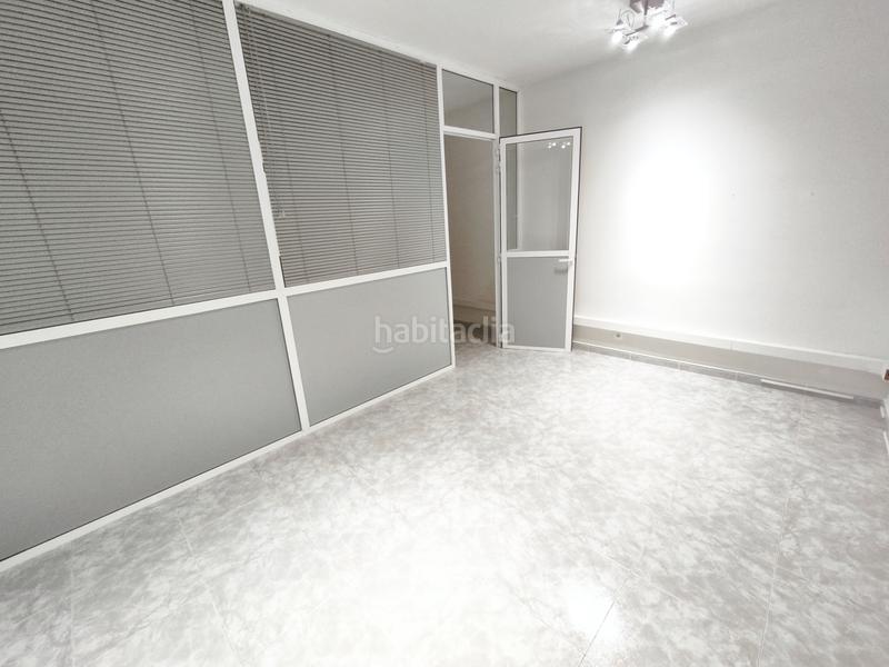 Foto 81dcf69d-6bc9-4469-adf4-4fc89884808a. Alquiler oficina local con recepción y 4 despachos en Rubí